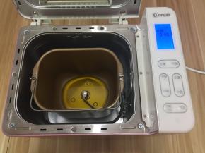 把菜籽油倒入面包机桶内启动翻炒干货功能(东菱T15W)