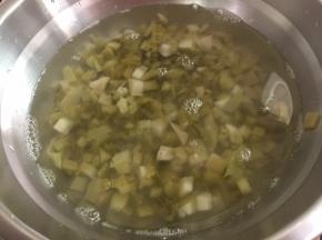 酸菜用水清洗两遍
