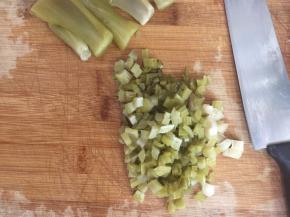 接下就处理食材，把酸菜头切丁