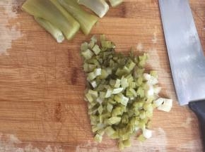 接下就处理食材，把酸菜头切丁