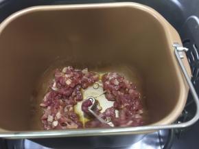 面包机预热到搅拌叶启动时就把肉末倒入桶内(东菱T15W)