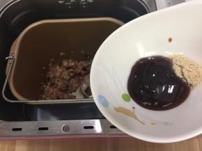 再把蚝油和鸡粉加入