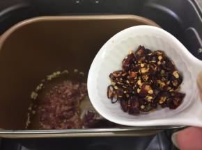 再把剪好的辣椒倒入