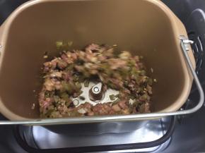 10分钟后把酸菜倒入桶内