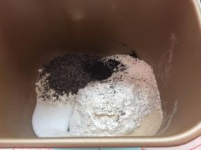 把所有干材料都投入面包机桶内(东菱T15W)再加入水