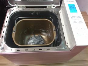 启动揉面功能把面团揉光滑即可，此步骤只需5分钟