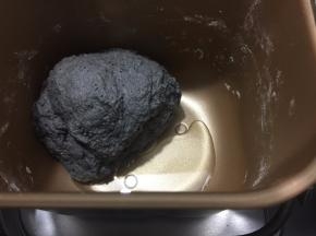 加入植物油继续揉面团，揉至完全混合状态即可