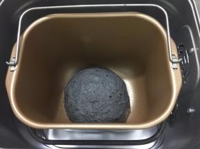 面团揉圆放在面包机桶内发酵