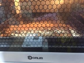 先把坚果上下火150度烘烤8分钟再加入小麦胚芽再烤2分钟