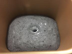 发酵好的面团，用手粘点面粉戳一个洞不回缩就是发酵好了