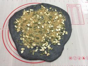 把烤好的坚果和小麦铺上