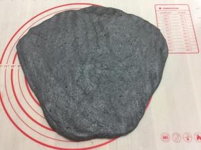 面团稍微按压开排气