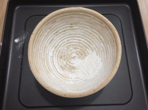 发酵篮倒少许面粉晃动，把面粉晃均为，再把多余的倒出来