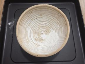 发酵篮倒少许面粉晃动，把面粉晃均为，再把多余的倒出来