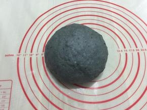 揉圆，稍微揉多几下把坚果揉裹均匀