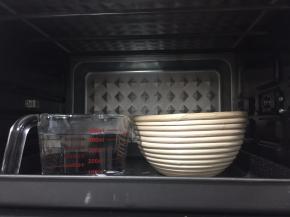 放一杯温水和面团一起放入烤箱内关门发酵发至两倍大即可