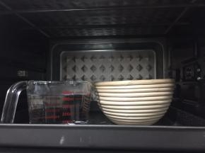 放一杯温水和面团一起放入烤箱内关门发酵发至两倍大即可