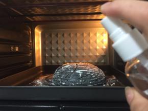 送入预热好的烤箱上火180度下火150度30分钟
用喷壶朝烤箱肉喷水，制造点水分