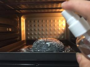 送入预热好的烤箱上火180度下火150度30分钟
用喷壶朝烤箱肉喷水，制造点水分