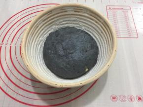 把揉好的面团光滑的一面朝下码在发酵篮里