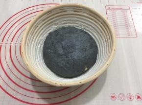 把揉好的面团光滑的一面朝下码在发酵篮里