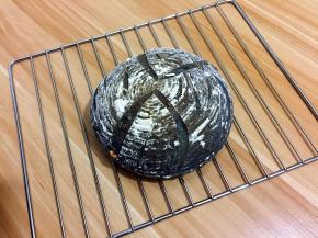 成品出炉后移至烤网上晾凉即可