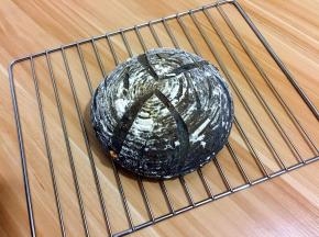 成品出炉后移至烤网上晾凉即可