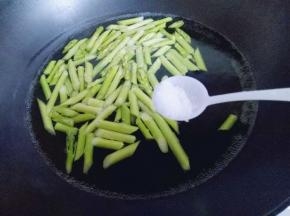 切好的芦笋焯水: 锅中加入水大火烧开，再把切好的芦笋倒入，加少许盐。