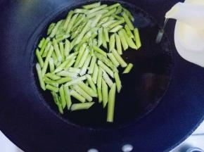 再滴几滴食用油。大火1分钟后捞出。