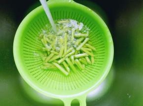 捞出后立即过冷水。