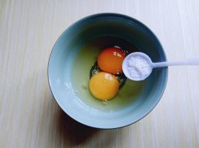 鸡蛋敲碗里，加入盐。