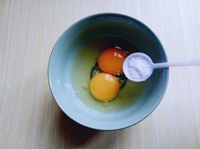 鸡蛋敲碗里，加入盐。