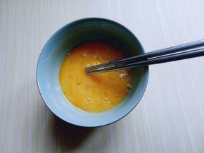 用筷子将鸡蛋打散。