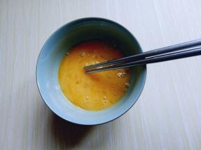 用筷子将鸡蛋打散。