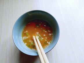 加入葱花，用筷子打均匀。