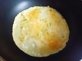 起油锅，倒入蛋液，小火煎鸡蛋饼。