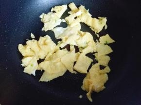 将煎好的鸡蛋饼切小块，盛出备用。