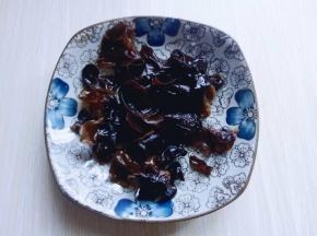 木耳泡发，去跟。