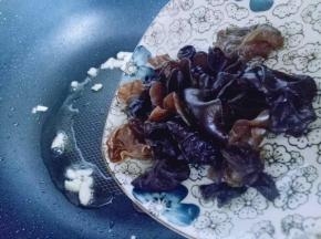 加入泡发并清洗干净的木耳。