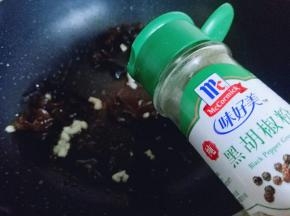 加入胡椒粉。(根据个人喜欢，不加也可以)