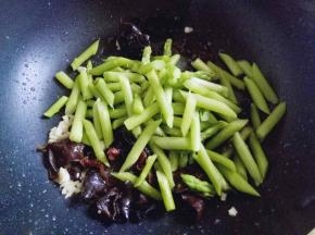 加入焯水的芦笋。