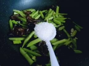 再加入一勺糖。(也可以不加)