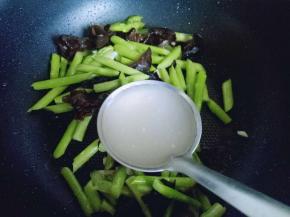 加入一勺高汤，翻炒均匀。