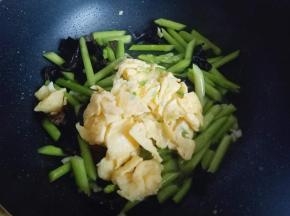 再加入煎好的鸡蛋，快速翻炒即可出锅。