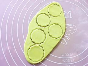 绿色面团方法如黄色的一样操作