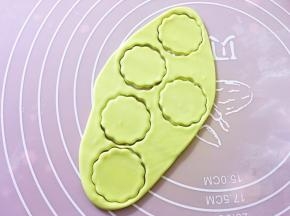 绿色面团方法如黄色的一样操作