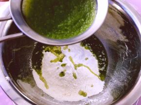 将生菜汁用滤网过滤汁放入100g面粉中