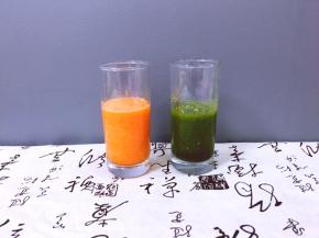 用榨汁机将胡萝卜，生菜分别榨成汁装好