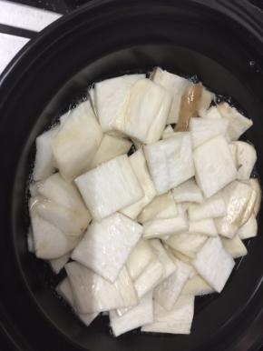 放入杏鲍菇焯水1分钟捞起沥干水备用