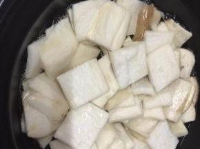 放入杏鲍菇焯水1分钟捞起沥干水备用